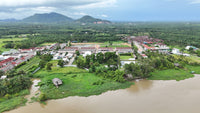 Urgent Sale! Golden Opportunity for Investors! Surat Thani land on Tapi River, 4 rai, 2 ngan, 56.5 sq. wah. Excellent location, good shape, suitable for building a house, villa, or resort. Price negotiable.