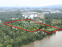 Urgent sale, vacant land in Surat Thani, 800 m from Bangkok Hospital. Bang Chum Tho area, 3 rai 3 ngan 50.8 sq. wah. A natural stream flows through the middle of the plot, connecting to the Tapi River.