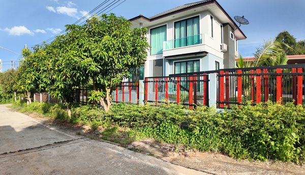 [Urgent Sale!] 2-storey detached house on 220 sq.wah land – Khun Thale Soi 3, Surat Thani, near Surat Thani Rajabhat University and Prince of Songkla University Surat Thani Campus. 4 beds, 3 baths.