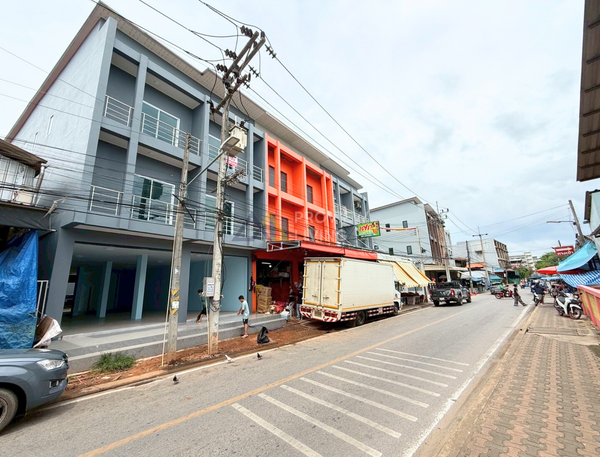 Urgent sale: 2 commercial buildings, 49 sq.w., 300 meters from Pho Wai Market. Well-built, located on the main commercial road in the heart of Surat Thani. 5 bedrooms, 4 bathrooms.