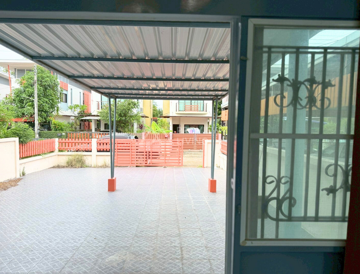 [ขายด่วน] บ้านเดี่ยวหลังใหญ่ 3 ห้องนอน 2 ห้องน้ำ ใกล้โรงพยาบาลสุราษฎร์ฯแถมเฟอร์ครบ พร้อมเข้าอยู่ ราคา 2.2X ล้าน!