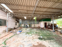 Urgent Sale: Corner House in Surat Thani, large plot, good location – Saowaluck 1 Village Soi 19, 2-story house, 8.5 meters wide, 90.5 sq. wah. Price only 2.XX million. 2 beds, 2 baths.