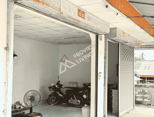 Urgent Sale: House with land near Khao Nipon Police Station, Wiang Sa District, Surat Thani Province. Total area 162.4 sq. wah. 2 bedrooms, 1 bathroom, 1 kitchen, 1 living room, and a backyard area suitable for a vegetable garden or other construction.