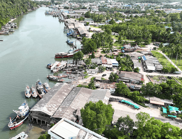 ขายด่วน ที่ดินขนาดใหญ่ สุราษฎร์ธานี 2 ไร่ 40 ตร.วา พร้อมอู่เรือเก่า ใกล้โรงไฟฟ้าขนอม ติดถนน – ติดคลอง – พร้อมใช้ ขนอม สิชล นครศรีธรรมราช