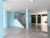 Urgent sale: 2 commercial buildings, 49 sq.w., 300 meters from Pho Wai Market. Well-built, located on the main commercial road in the heart of Surat Thani. 5 bedrooms, 4 bathrooms.