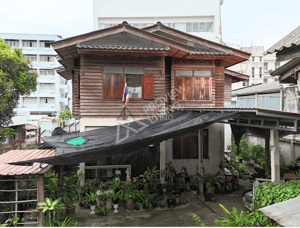 Urgent sale! Land with existing structures, 230 sq.w. in the heart of Surat Thani, behind the post office, near Surat Thani Girls' School. Corner plot with access from two roads (Premchit Pracha Road and Wat Thammabucha Road).