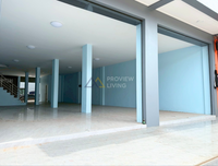 Urgent sale: 2 commercial buildings, 49 sq.w., 300 meters from Pho Wai Market. Well-built, located on the main commercial road in the heart of Surat Thani. 5 bedrooms, 4 bathrooms.
