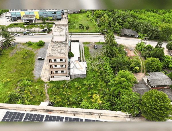 URGENT SALE - L-shaped commercial land behind HomePro, near Central and Lotus Suratthani. Area 1 rai 8.4 sq. wah, frontage 16 m.