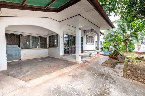 [Sold Out] 2nd-hand house Soi Luksuea 7, next to Don Nok Market. Large house, spacious 110 sq.w. Less than 3 million baht, great value!! 23 meters wide. Surat Thani. 3 bedrooms, 2 bathrooms.