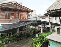 Urgent sale! Land with existing structures, 230 sq.w. in the heart of Surat Thani, behind the post office, near Surat Thani Girls' School. Corner plot with access from two roads (Premchit Pracha Road and Wat Thammabucha Road).