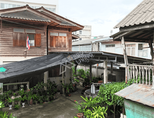 Urgent sale! Land with existing structures, 230 sq.w. in the heart of Surat Thani, behind the post office, near Surat Thani Girls' School. Corner plot with access from two roads (Premchit Pracha Road and Wat Thammabucha Road).