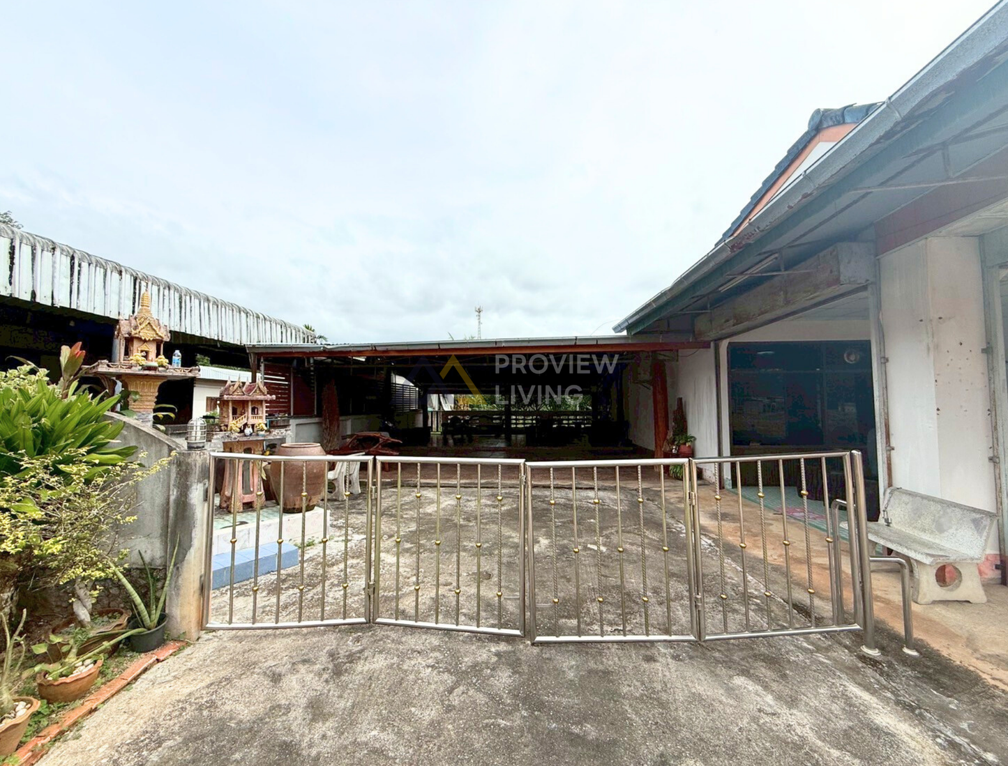 [ขายด่วน] บ้านพร้อมที่ดินใกล้สถานีภูธรตำรวจเขานิพนธ์ อำเภอเวียงสระ จ.สุราษฎร์ธานี พื้นที่รวม 162.4 ตร.วา 2 ห้องนอน 1 ห้องน้ำ 1 ห้องครัว 1 ห้องนั่งเล่น และพื้นที่สวนหลังบ้านพร้อมปรับเป็นสวนครัวหรือสิ่งปลูกสร้างอื่นๆ