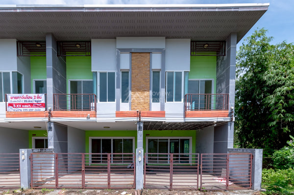 Urgent sale! Townhome in Surat Thani, 2 beds, 3 baths, behind Ban Nai Market, Pak Phraek Subdistrict, Don Sak. Size 25 sq.wa. Starting from 8.X hundred thousand baht.