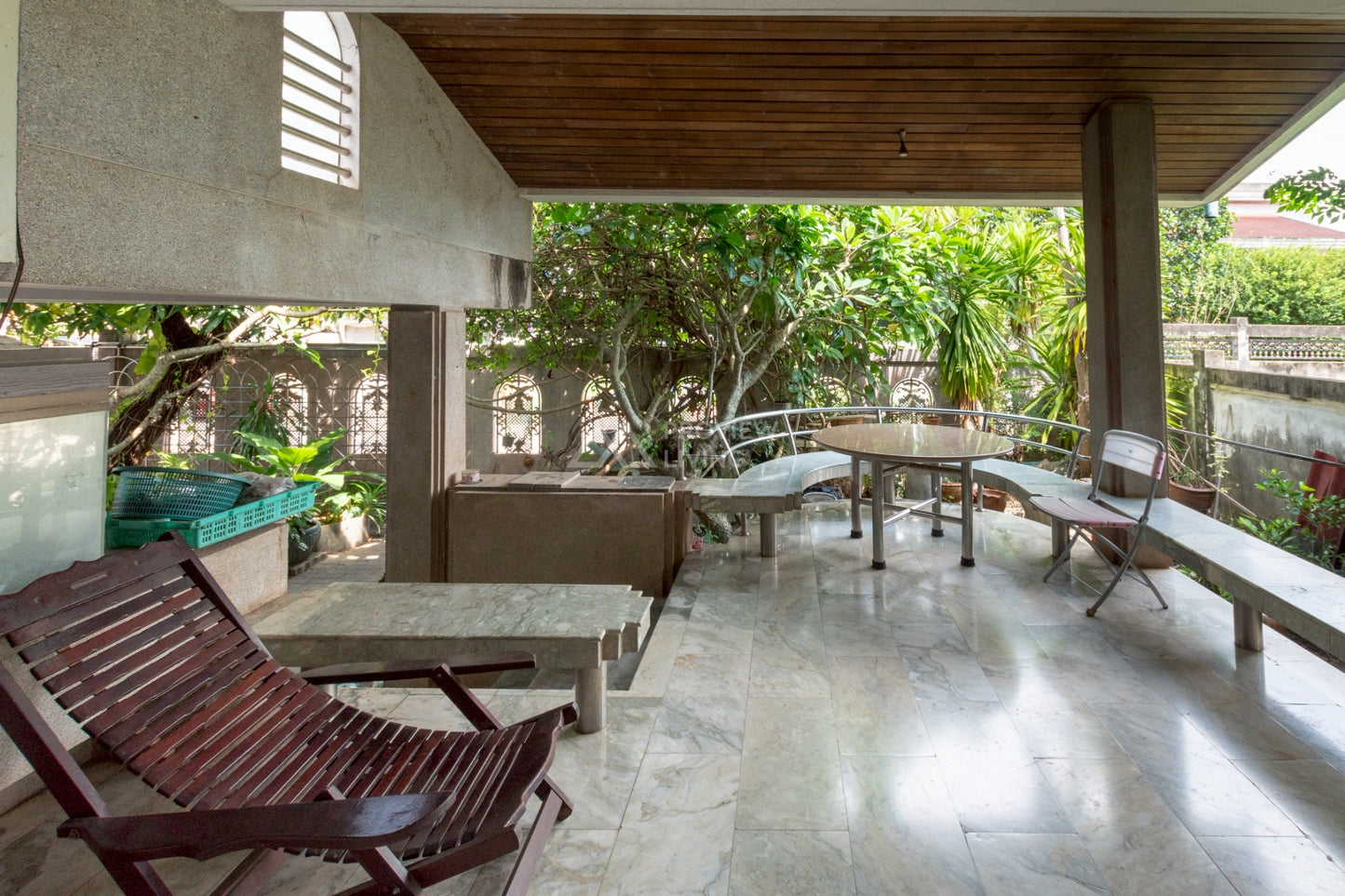 [ขายด่วน] บ้าน Rare Location...ที่ผสานความสะดวกสบายกับดีไซน์ไว้อย่างลงตัว ขนาด 114.9 ตารางวา หน้ากว้าง  19 เมตร 3 ชั้น 4 ห้องนอน 5 ห้องน้ำ  ซอยอำเภอ 5 ใกล้โรงเรียนเทพมิตรศึกษา และห้างสหไทย