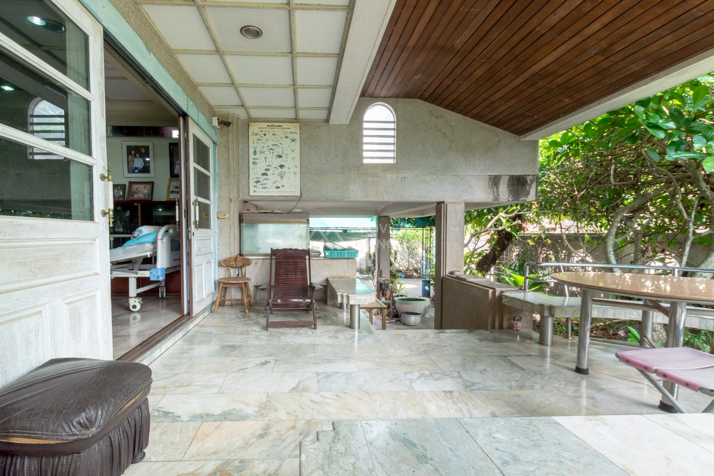 [ขายด่วน] บ้าน Rare Location...ที่ผสานความสะดวกสบายกับดีไซน์ไว้อย่างลงตัว ขนาด 114.9 ตารางวา หน้ากว้าง  19 เมตร 3 ชั้น 4 ห้องนอน 5 ห้องน้ำ  ซอยอำเภอ 5 ใกล้โรงเรียนเทพมิตรศึกษา และห้างสหไทย