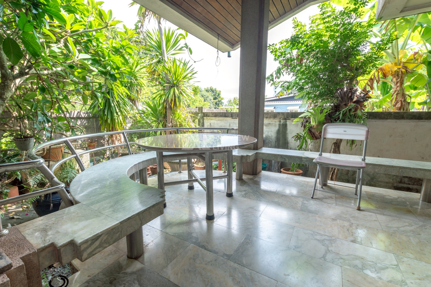 [ขายด่วน] บ้าน Rare Location...ที่ผสานความสะดวกสบายกับดีไซน์ไว้อย่างลงตัว ขนาด 114.9 ตารางวา หน้ากว้าง  19 เมตร 3 ชั้น 4 ห้องนอน 5 ห้องน้ำ  ซอยอำเภอ 5 ใกล้โรงเรียนเทพมิตรศึกษา และห้างสหไทย