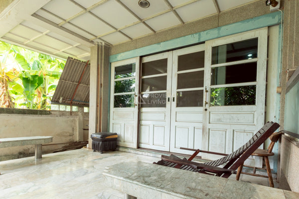 URGENT SALE House in Surat Thani. Rare Location...seamlessly blending comfort and design. Size 114.9 sq wa, 19 m wide frontage, 3 floors, 4 bedrooms, 5 bathrooms, Soi Amphoe 5, near Thepmitrsuksa School and Saha Thai Department Store.