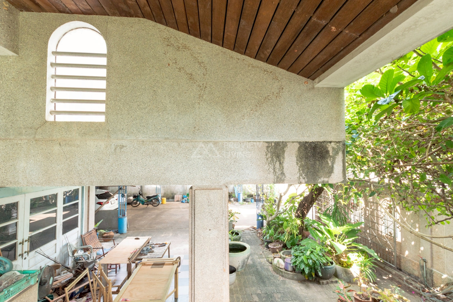 [ขายด่วน] บ้าน Rare Location...ที่ผสานความสะดวกสบายกับดีไซน์ไว้อย่างลงตัว ขนาด 114.9 ตารางวา หน้ากว้าง  19 เมตร 3 ชั้น 4 ห้องนอน 5 ห้องน้ำ  ซอยอำเภอ 5 ใกล้โรงเรียนเทพมิตรศึกษา และห้างสหไทย