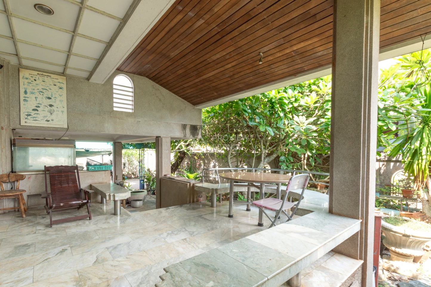 [ขายด่วน] บ้าน Rare Location...ที่ผสานความสะดวกสบายกับดีไซน์ไว้อย่างลงตัว ขนาด 114.9 ตารางวา หน้ากว้าง  19 เมตร 3 ชั้น 4 ห้องนอน 5 ห้องน้ำ  ซอยอำเภอ 5 ใกล้โรงเรียนเทพมิตรศึกษา และห้างสหไทย