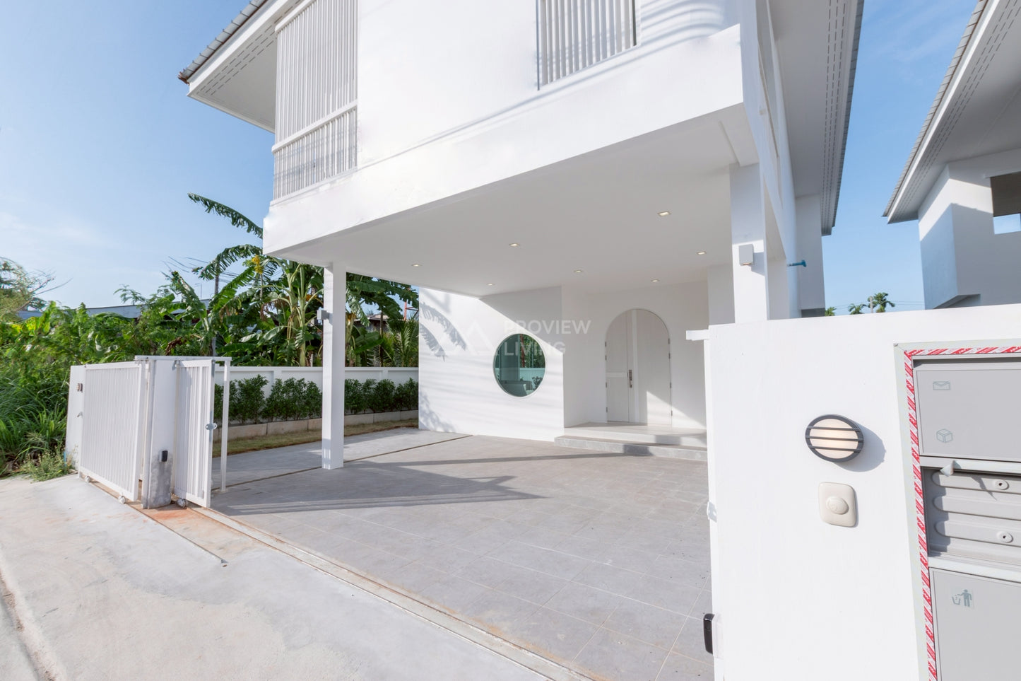 [พร้อมอยู่] บ้านใหม่ สไตล์ Ultra Modern ดีไซน์โดดเด่น ขนาด 62.5 ตร.ว. @ปากน้ำสุราษฎร์ธานี ฟังก์ชัน 4 ห้องนอน 4 ห้องน้ำ 3 ที่จอดรถ เข้าออกได้หลายทาง พร้อมอยู่ทันที!