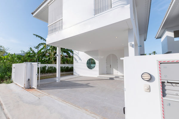 [Ready to move in] New Ultra Modern style house, outstanding design, size 62.5 sq.w., Pak Nam, Surat Thani, featuring 4 bedrooms, 4 bathrooms, 3 parking spaces, multiple access routes. Ready for immediate occupancy!
