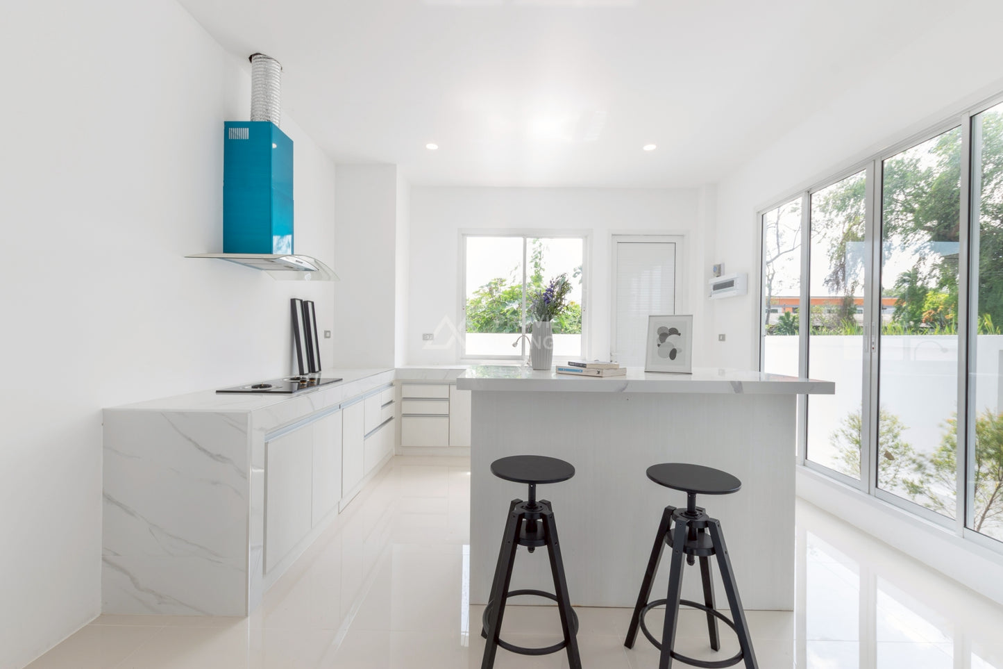 [พร้อมอยู่] บ้านใหม่ สไตล์ Ultra Modern ดีไซน์โดดเด่น ขนาด 62.5 ตร.ว. @ปากน้ำสุราษฎร์ธานี ฟังก์ชัน 4 ห้องนอน 4 ห้องน้ำ 3 ที่จอดรถ เข้าออกได้หลายทาง พร้อมอยู่ทันที!