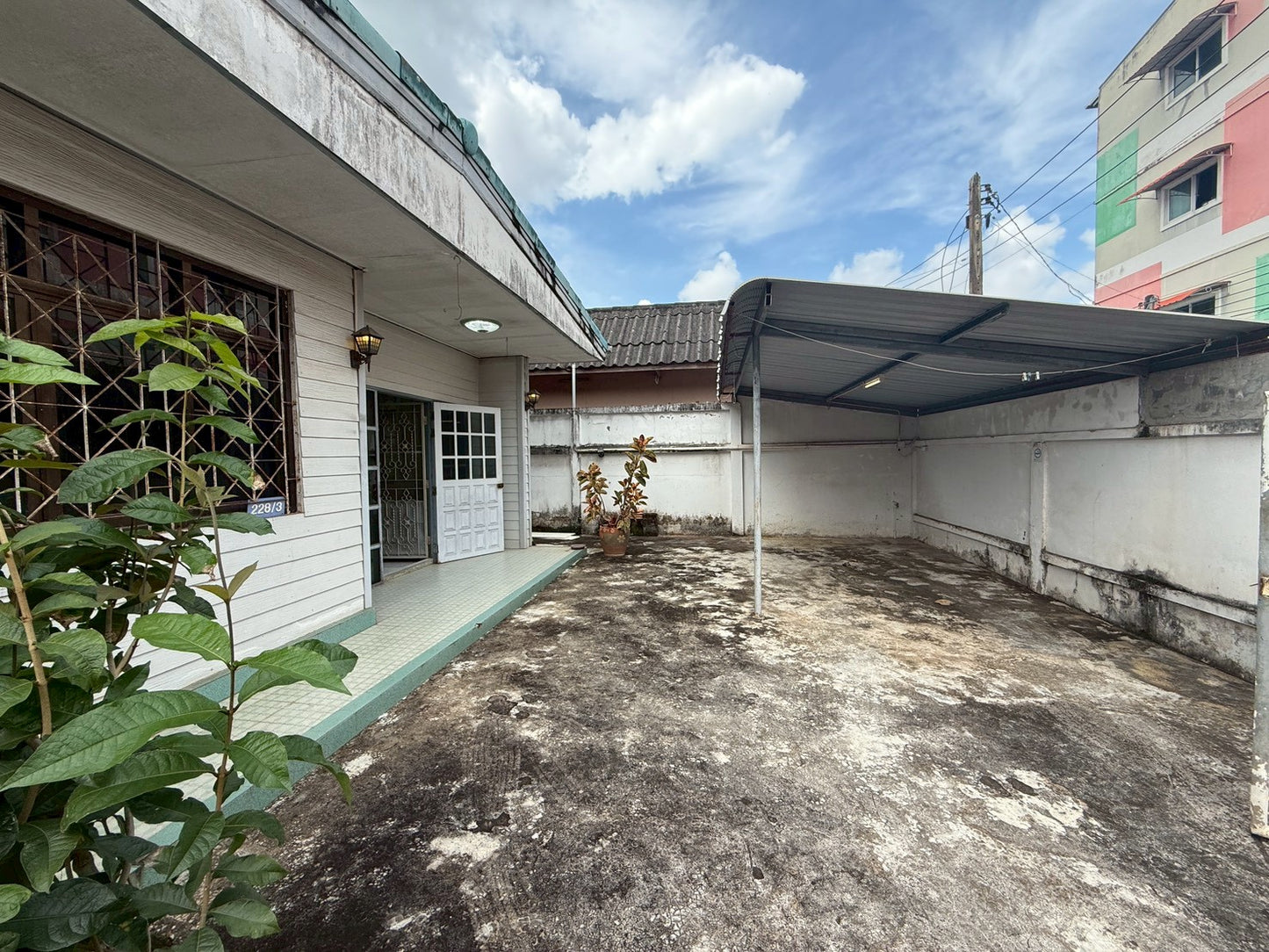 [ขายด่วน] บ้านเดี่ยวห้องมุม ซอย ชนเกษม 27 และ ศรีเกษม 24 | 49.7 ตร.วา | 2 ห้องนอน 1 ห้องน้ำ 2 จอดรถ