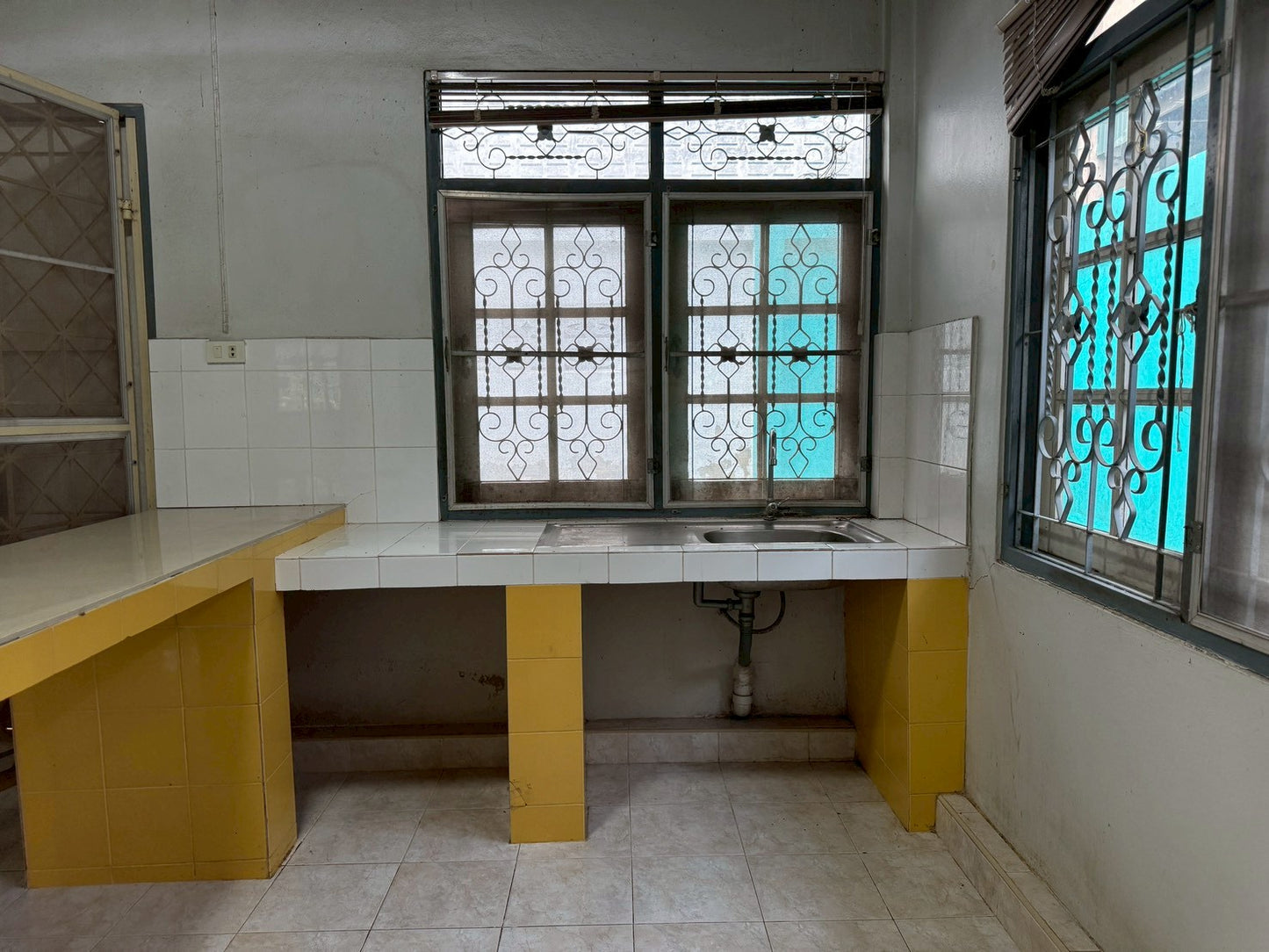 [ขายด่วน] บ้านเดี่ยวห้องมุม ซอย ชนเกษม 27 และ ศรีเกษม 24 | 49.7 ตร.วา | 2 ห้องนอน 1 ห้องน้ำ 2 จอดรถ