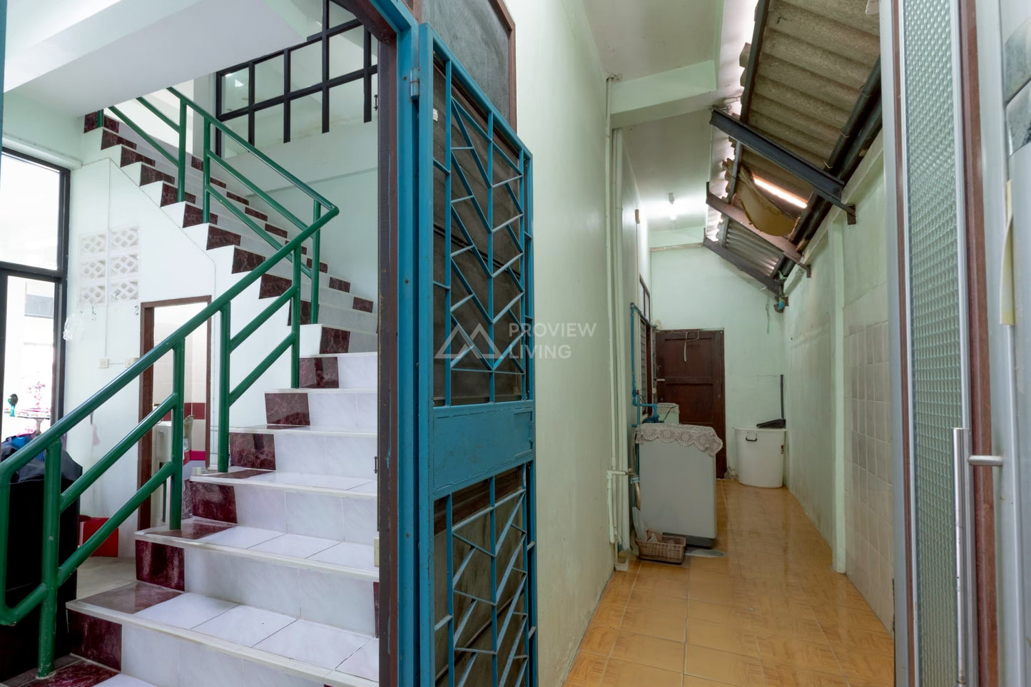 [ขายด่วน] 4.X ล้านมีทอน! อาคารพาณิชย์ 2 คูหา ใกล้เทศบาลนครสุราษฎร์ธานี แค่ 200 เมตร ขนาดรวม 48.6 ตารางวา หน้ากว้าง 11 เมตร ลึก 16 เมตร