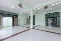Urgent Sale! 4.X million, negotiable! 2 adjoining commercial buildings near Surat Thani City Municipality, only 200 meters away. Total size 48.6 sq. wah, 11 meters wide, 16 meters deep, 2 beds, 2 baths.