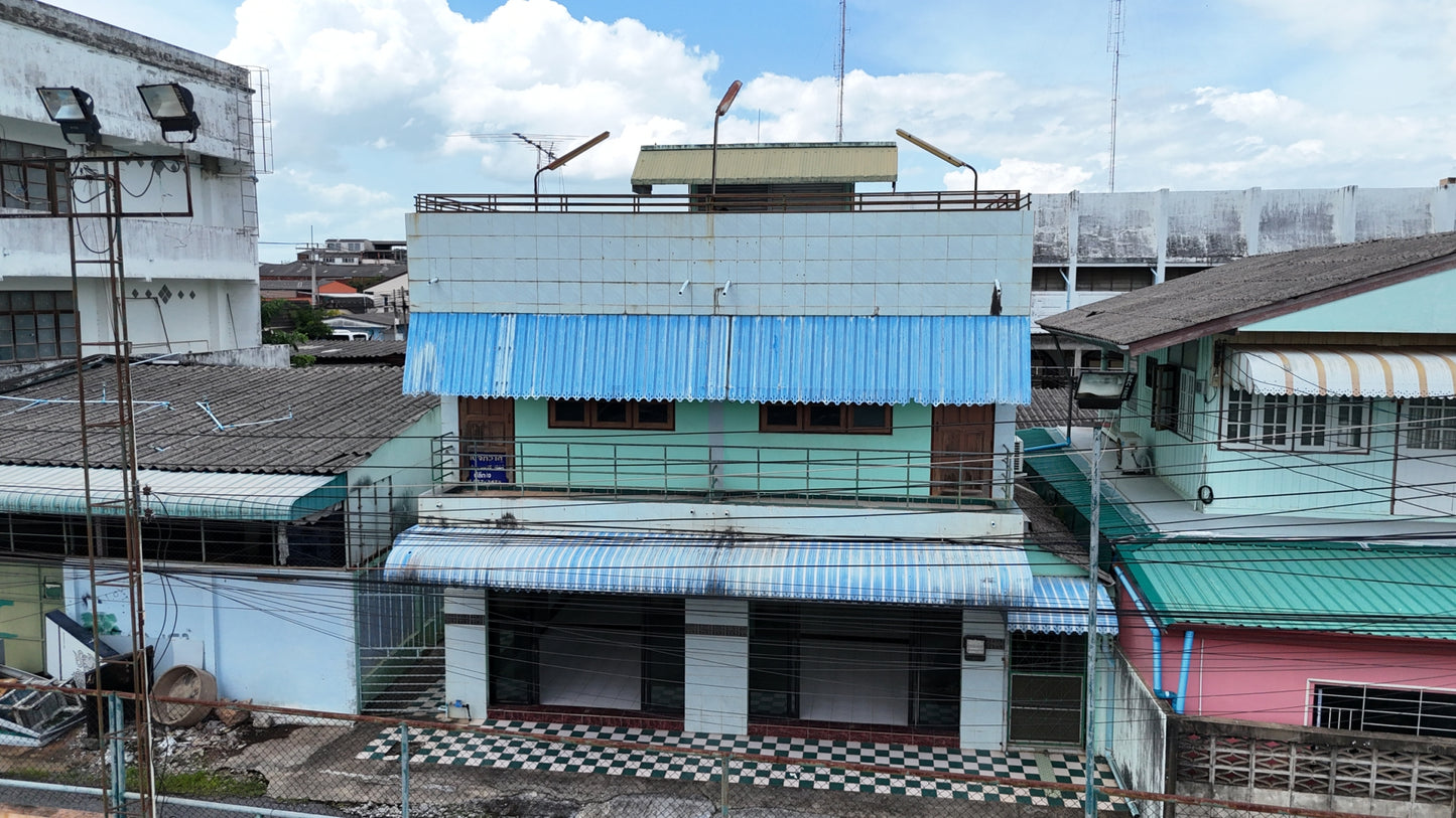 [ขายด่วน] 4.X ล้านมีทอน! อาคารพาณิชย์ 2 คูหา ใกล้เทศบาลนครสุราษฎร์ธานี แค่ 200 เมตร ขนาดรวม 48.6 ตารางวา หน้ากว้าง 11 เมตร ลึก 16 เมตร