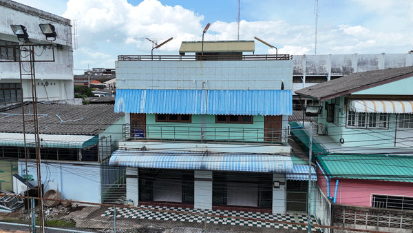 Urgent Sale! 4.X million, negotiable! 2 adjoining commercial buildings near Surat Thani City Municipality, only 200 meters away. Total size 48.6 sq. wah, 11 meters wide, 16 meters deep, 2 beds, 2 baths.