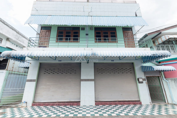 Urgent Sale! 4.X million, negotiable! 2 adjoining commercial buildings near Surat Thani City Municipality, only 200 meters away. Total size 48.6 sq. wah, 11 meters wide, 16 meters deep, 2 beds, 2 baths.