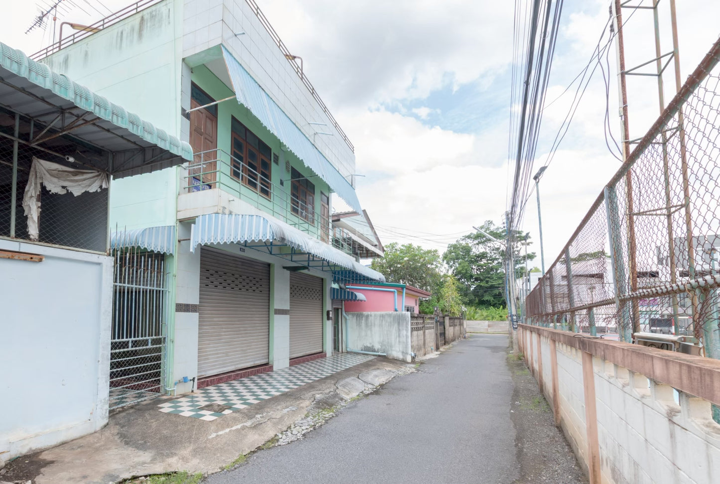 [ขายด่วน] 4.X ล้านมีทอน! อาคารพาณิชย์ 2 คูหา ใกล้เทศบาลนครสุราษฎร์ธานี แค่ 200 เมตร ขนาดรวม 48.6 ตารางวา หน้ากว้าง 11 เมตร ลึก 16 เมตร