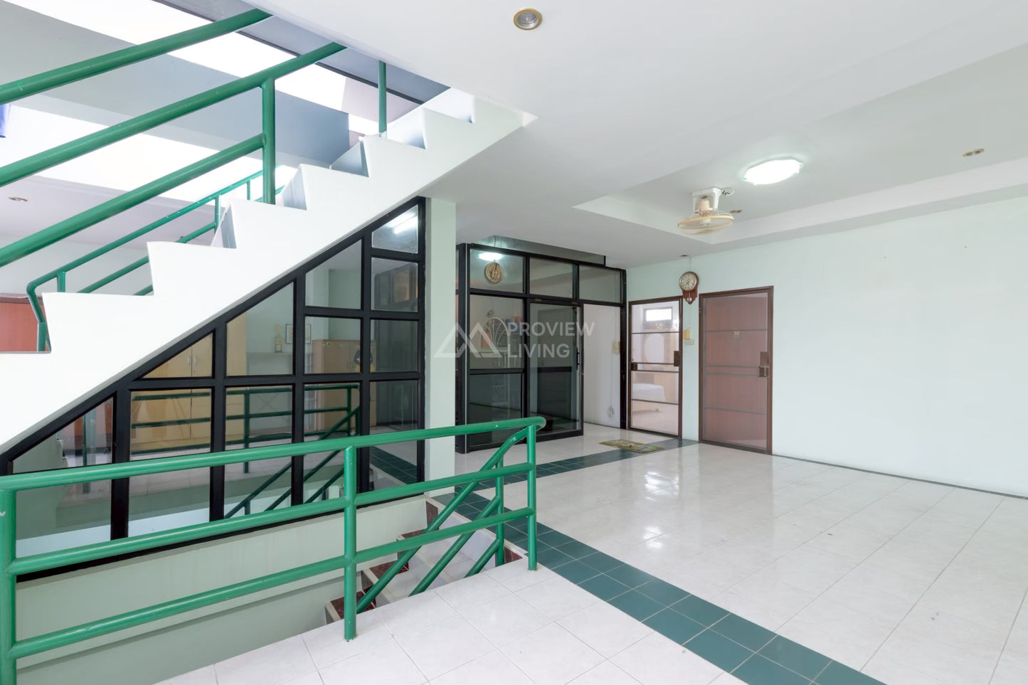 [ขายด่วน] 4.X ล้านมีทอน! อาคารพาณิชย์ 2 คูหา ใกล้เทศบาลนครสุราษฎร์ธานี แค่ 200 เมตร ขนาดรวม 48.6 ตารางวา หน้ากว้าง 11 เมตร ลึก 16 เมตร