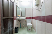 Urgent Sale! 4.X million, negotiable! 2 adjoining commercial buildings near Surat Thani City Municipality, only 200 meters away. Total size 48.6 sq. wah, 11 meters wide, 16 meters deep, 2 beds, 2 baths.