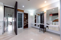 Urgent sale: Corner commercial building, 2 units, 5 bedrooms, 4 bathrooms, 3 kitchens, built-in + fully furnished. Prime location in Sri Kasem, heart of Surat Thani.