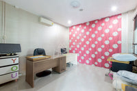 Urgent sale: Corner commercial building, 2 units, 5 bedrooms, 4 bathrooms, 3 kitchens, built-in + fully furnished. Prime location in Sri Kasem, heart of Surat Thani.
