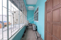 Urgent sale: Corner commercial building, 2 units, 5 bedrooms, 4 bathrooms, 3 kitchens, built-in + fully furnished. Prime location in Sri Kasem, heart of Surat Thani.