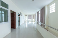 Urgent sale: Corner commercial building, 2 units, 5 bedrooms, 4 bathrooms, 3 kitchens, built-in + fully furnished. Prime location in Sri Kasem, heart of Surat Thani.