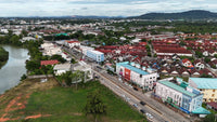 Urgent sale: Corner commercial building, 2 units, 5 bedrooms, 4 bathrooms, 3 kitchens, built-in + fully furnished. Prime location in Sri Kasem, heart of Surat Thani.