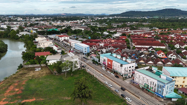 Urgent sale: Corner commercial building, 2 units, 5 bedrooms, 4 bathrooms, 3 kitchens, built-in + fully furnished. Prime location in Sri Kasem, heart of Surat Thani.