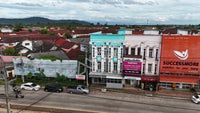 Urgent sale: Corner commercial building, 2 units, 5 bedrooms, 4 bathrooms, 3 kitchens, built-in + fully furnished. Prime location in Sri Kasem, heart of Surat Thani.