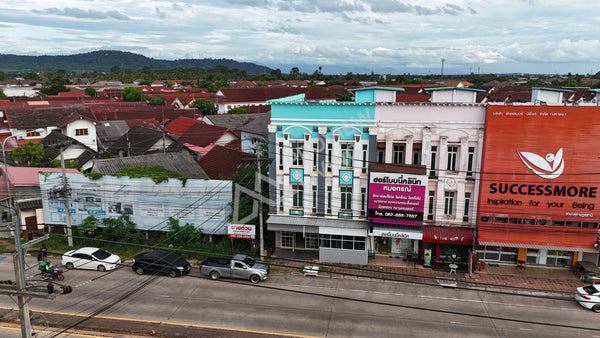 Urgent sale: Corner commercial building, 2 units, 5 bedrooms, 4 bathrooms, 3 kitchens, built-in + fully furnished. Prime location in Sri Kasem, heart of Surat Thani.