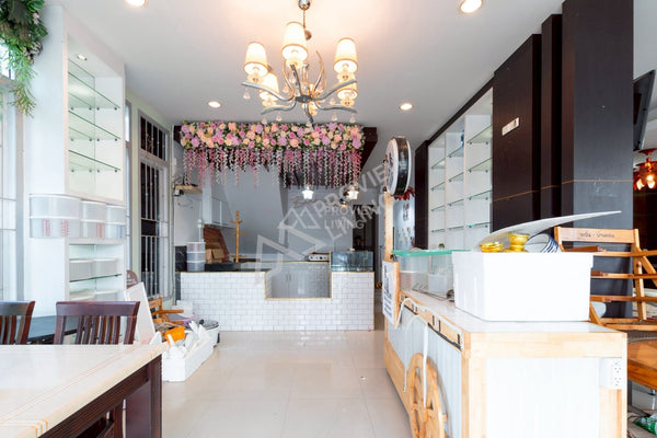 Urgent sale: Corner commercial building, 2 units, 5 bedrooms, 4 bathrooms, 3 kitchens, built-in + fully furnished. Prime location in Sri Kasem, heart of Surat Thani.
