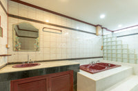 URGENT SALE Commercial building, Surat Thani, corner unit, Rat Uthit Road, 4 stories, 2 bedrooms, 3 bathrooms, with gold display case + safe room, area 192 sq.m.