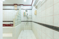 URGENT SALE Commercial building, Surat Thani, corner unit, Rat Uthit Road, 4 stories, 2 bedrooms, 3 bathrooms, with gold display case + safe room, area 192 sq.m.