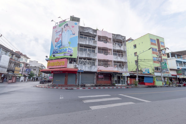 URGENT SALE Commercial building, Surat Thani, corner unit, Rat Uthit Road, 4 stories, 2 bedrooms, 3 bathrooms, with gold display case + safe room, area 192 sq.m.