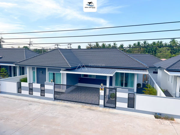 [Ready to move in] 3-story townhouse, 3 bedrooms, 3 bathrooms, Classic style, behind Big C, Baan Sub Thong, Thongyada, Surat Thani