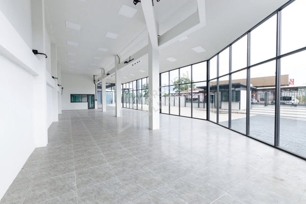 Urgent Sale: Showroom + Office + Warehouse with cargo lift, over 3,500 sq.m. usable area, Srivichai Road, near Surat Hospital.